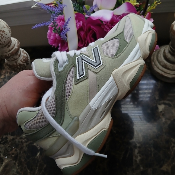 New Balance 9060 Comfort/Streetwear Lifestyle Shoes Size 5 Youth/6.5 Women - Picture 9 of 13